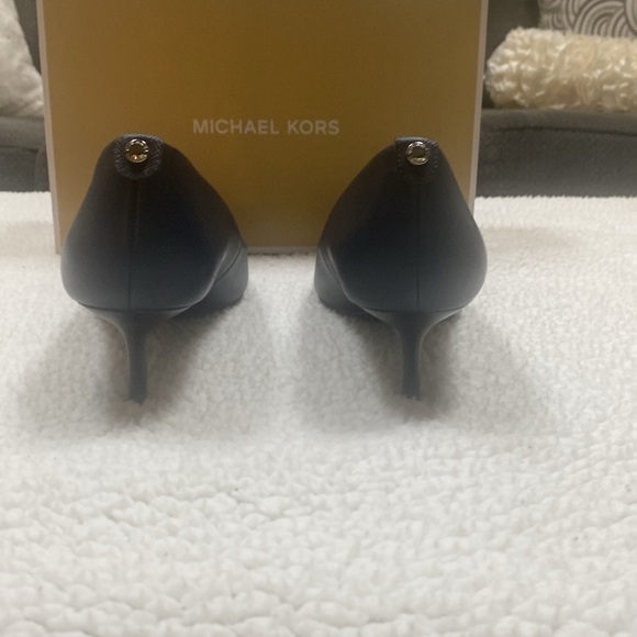Michael Kors - MK Flex - Leather Kitten Heel. NAVY - Picture 6 of 8